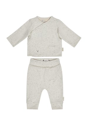 Helles graues Baumwoll-Babyoutfit mit langärmeliger Wickeloberteile, das ein Bären-Taschenmotiv aufweist, und passenden, tapered Hosen mit Bündchen.