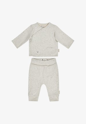 Helles graues Baumwoll-Babyoutfit mit langärmeliger Wickeloberteile, das ein Bären-Taschenmotiv aufweist, und passenden, tapered Hosen mit Bündchen.