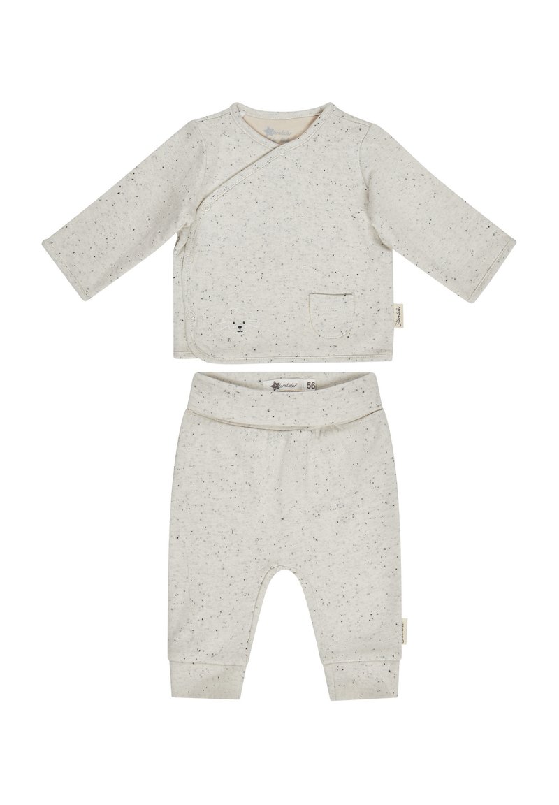 Helles graues Baumwoll-Babyoutfit mit langärmeliger Wickeloberteile, das ein Bären-Taschenmotiv aufweist, und passenden, tapered Hosen mit Bündchen.