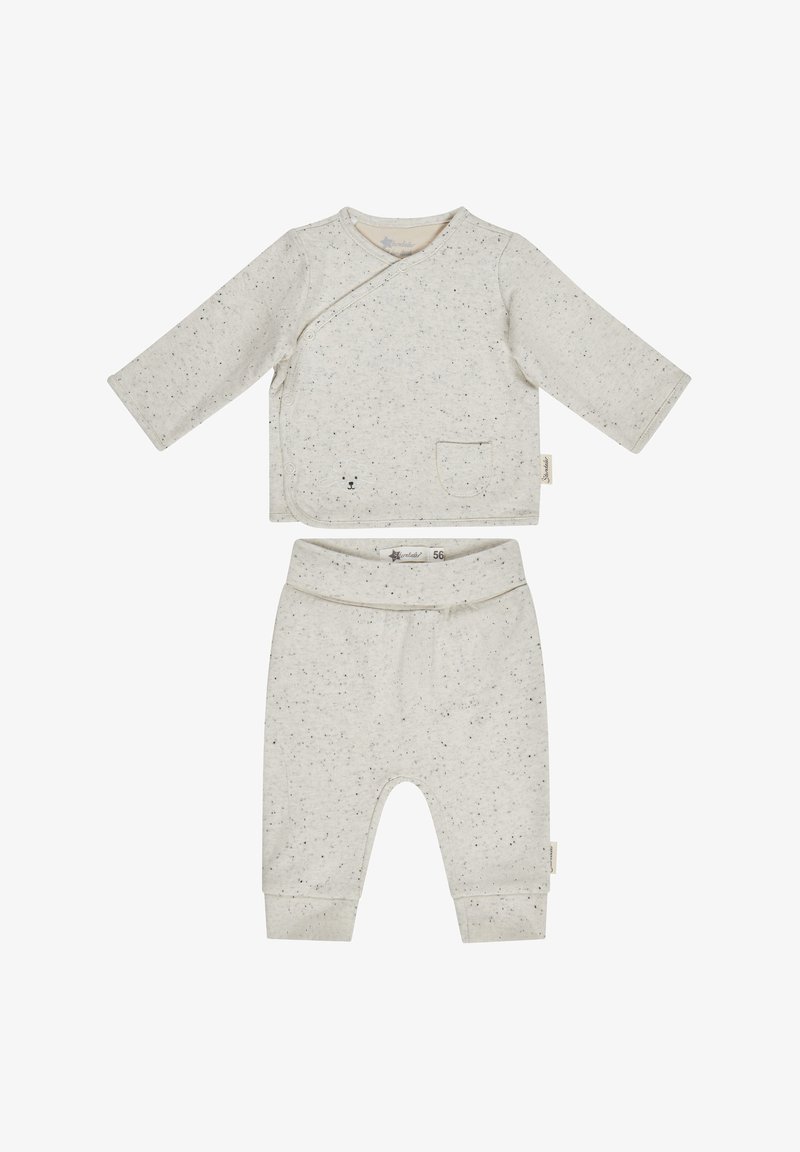 Helles graues Baumwoll-Babyoutfit mit langärmeliger Wickeloberteile, das ein Bären-Taschenmotiv aufweist, und passenden, tapered Hosen mit Bündchen.
