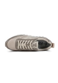 Sneaker beige con tomaia in pelle liscia, punta rotonda e dettagli testurizzati. Presentano lacci piatti e una suola imbottita. Etichetta della taglia visibile all'interno.