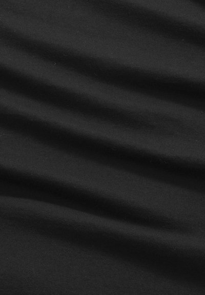 Schwarzer Stoff mit subtilen diagonalen Falten und einer weichen, glatten Textur bei gleichmäßiger Beleuchtung.