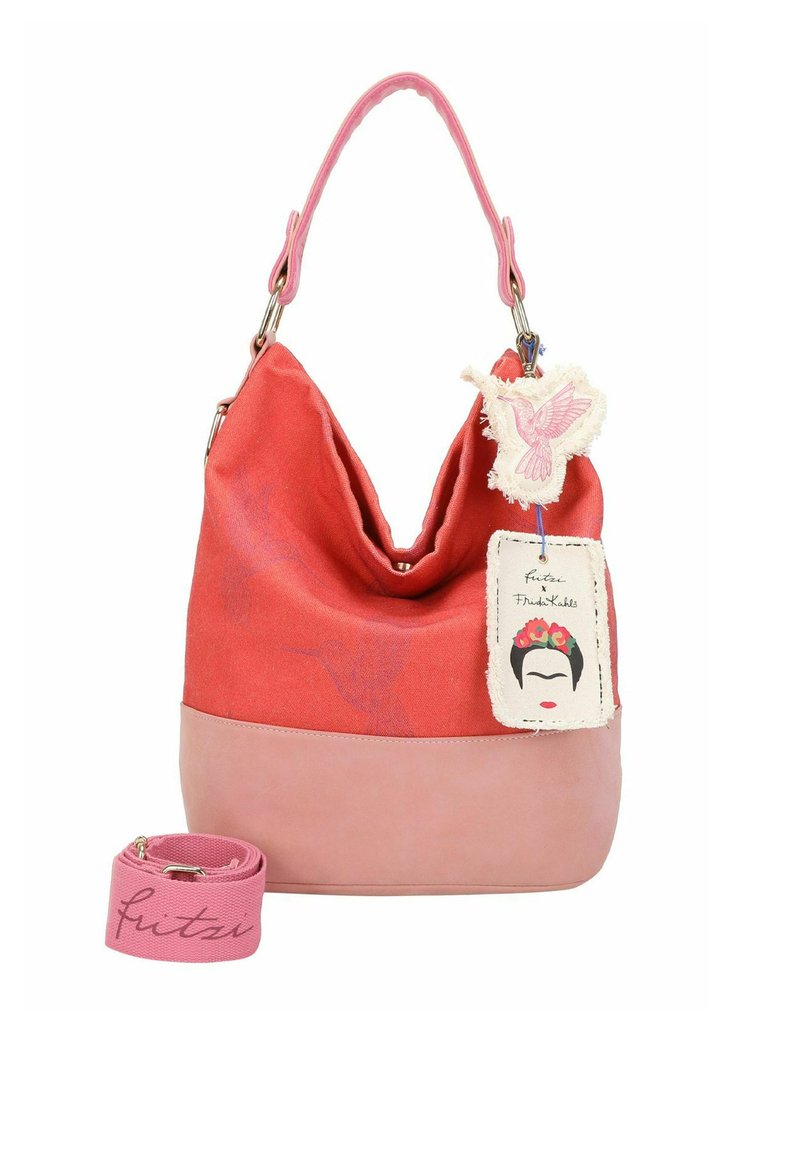 Sac à main rouge et rose au design souple, texture en tissu et bandoulière amovible. Comprend une étiquette avec un oiseau brodé et une illustration de visage.
