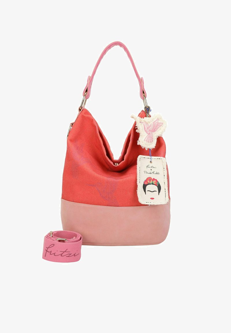 Sac à main rouge et rose au design souple, texture en tissu et bandoulière amovible. Comprend une étiquette avec un oiseau brodé et une illustration de visage.