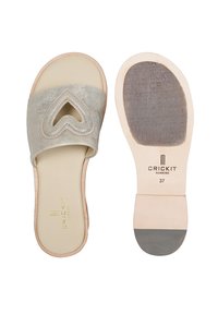 Sandalo slip-on in suede grigio chiaro con design a cuore intagliato. Sottopiede in pelle liscia e suola in gomma con dettagli di branding impresso. Taglia 37.