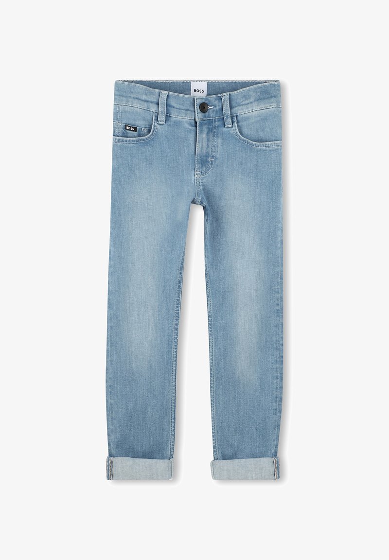 Jean léger bleu en denim, présentant un design classique à cinq poches, une taille boutonnée et des ourlets roulés à la cheville.