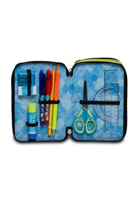 Astuccio con zip di colore blu all'interno, contenente forbici, pennarelli, matite colorate, colla stick, temperamatite e squadra.