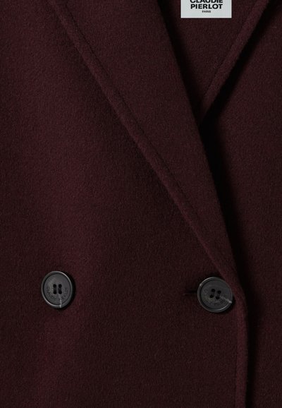 Cappotto doppiopetto in misto lana bordeaux con rever, caratterizzato da due bottoni neri e una finitura morbida e testurizzata.