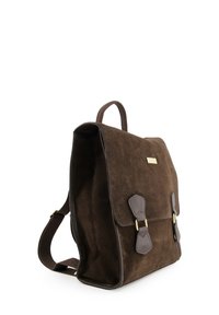 Sac à dos en daim marron avec des accents en cuir et deux boucles à l'avant. Dispose d'une poignée supérieure et de bretelles réglables. Texture lisse.