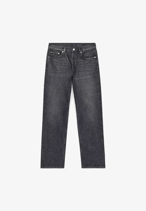 Donkergrijze spijkerbroek van denim met een rechte pijp, vijf zakken, bovenste knoop en subtiele vervaging op de dijen. Eenvoudig ontwerp, zonder versieringen.