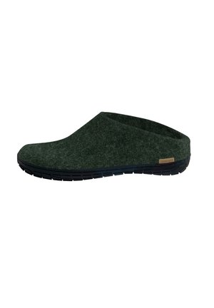 Mørkegrøn slip-on sko med lukket tå og hæl uden ryg, tekstureret sål og lille brun mærkat på siden.