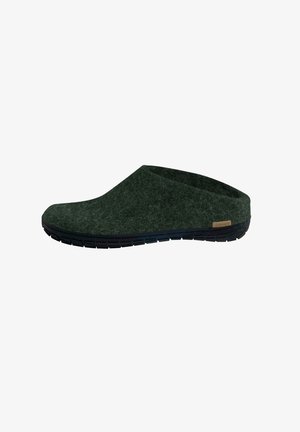 Mørkegrøn slip-on sko med lukket tå og hæl uden ryg, tekstureret sål og lille brun mærkat på siden.