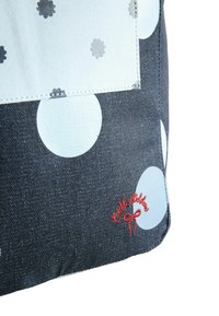 Denim auduma soma ar lieliem punktiņiem, ar gaismas zila auduma kabatu un sarkanu izšūtu logo. Mīksta tekstūra, taisnstūra forma.