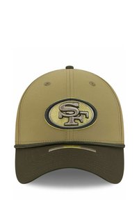 Khakifarbene Baseballmütze mit rundem Schild, besticktem schwarzen und goldenen Logo auf der Vorderseite und einem dunkelgrünen Schirm mit Nähdetails.