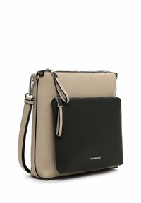 Bolso de cuero con exterior beige y un bolso negro extraíble. Cuenta con herrajes plateados y una superficie texturizada. Incluye una correa ajustable.