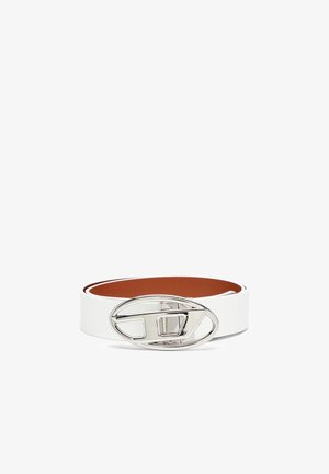 Cinturón de cuero blanco con un interior marrón, que presenta una hebilla ovalada grande de plata pulida con recortes geométricos.