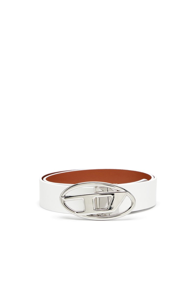 Ceinture en cuir blanc avec un intérieur marron, ornée d'une grande boucle ovale en argent poli, dotée de découpes géométriques.