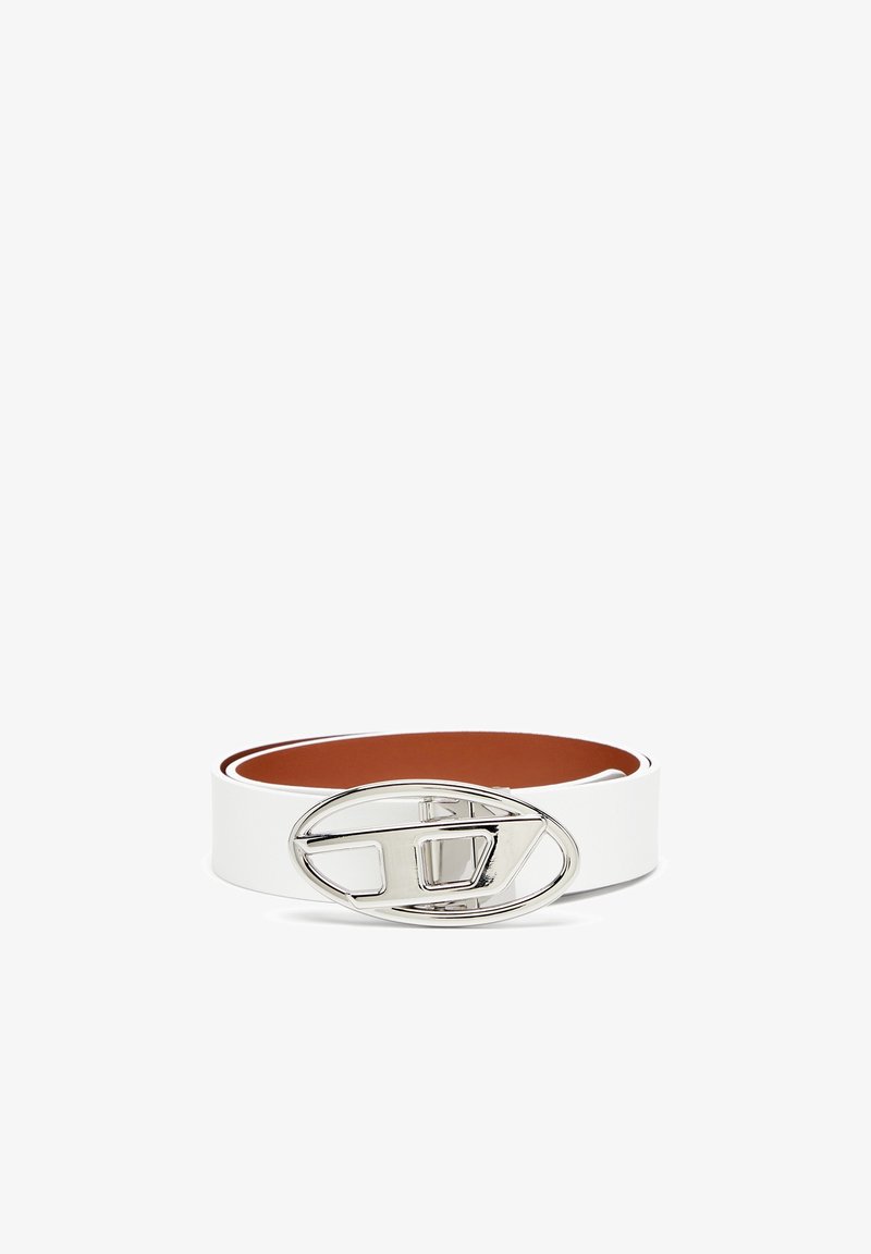 Cinto de couro branco com interior castanho, apresentando uma grande fivela oval prateada polida com recortes geométricos.