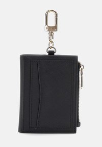 Portafoglio nero realizzato in materiale testurizzato, con una clip dorata, chiusura a zip e una fessura per carte esterna. Design rettangolare.