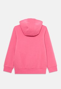 Sweatshirt rosa com uma textura suave, apresentando um bolso tipo canguru, punhos canelados e capuz com cordão. A vista traseira mostra a simplicidade no design.