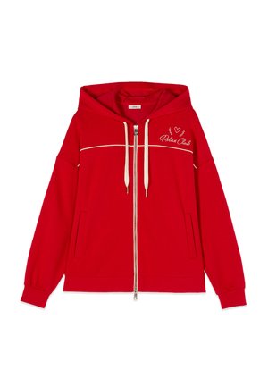 Hanorac roșu cu fermoar, șnururi albe, buzunare laterale, tiv alb pe piept și textul „Relax Club” cu design de inimă și frunză pe partea stângă a pieptului.