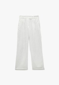 Weiße gestreifteweite Hosen aus strukturiertem Stoff, mit einem Bund mit zwei Knöpfen und seitlichen Taschen. Die Streifen sind grau und maßgeschneidert.