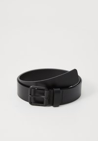 Svart lærbelte med en glatt tekstur, med en rektangulær svart metallspenne og en sløyfe for enden. Enkelt og funksjonelt design.