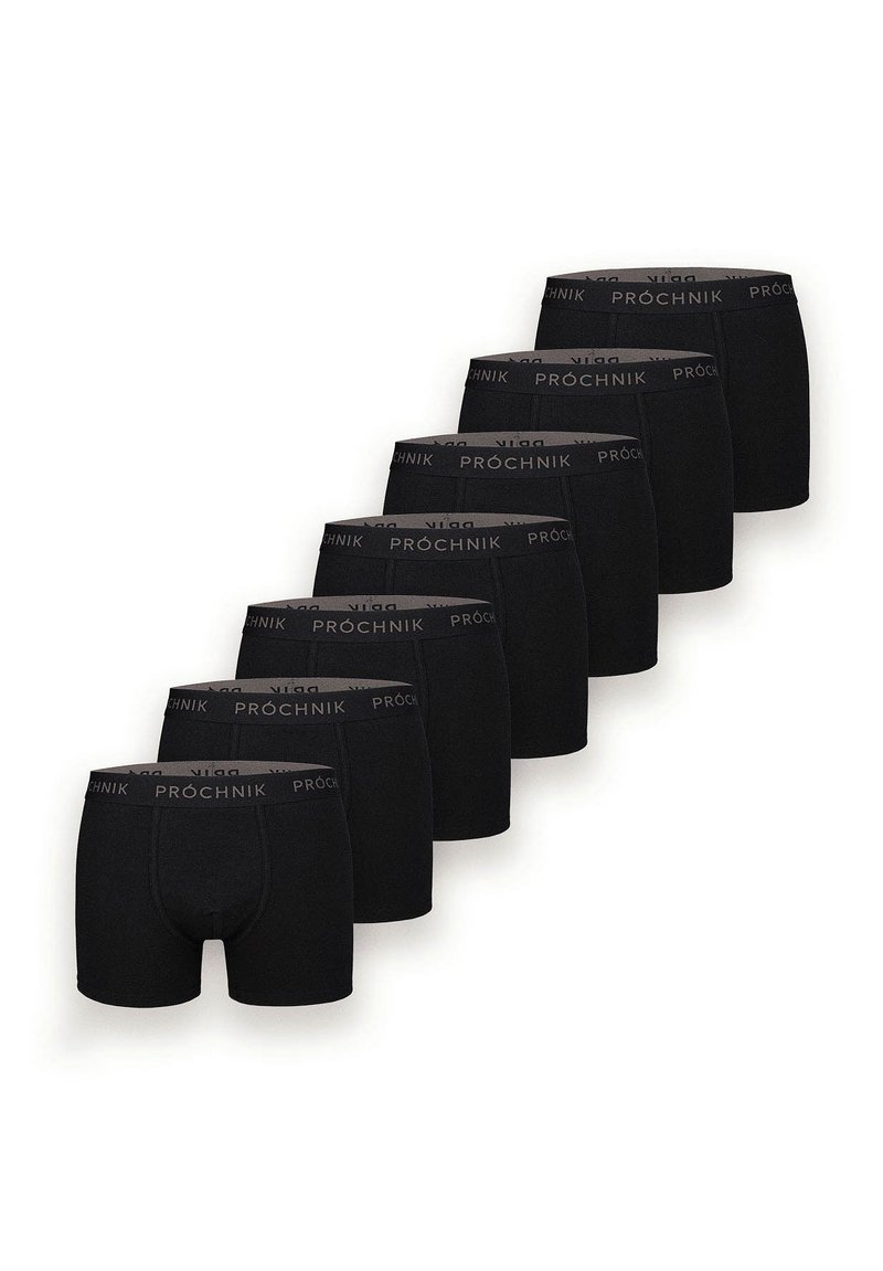 Czarne bokserki, z jednolitym kolorem, miękkim materiałem i elastycznym pasem z powtarzającym się logo "PROCHNIK" wzdłuż góry. Zestaw ośmiu sztuk.