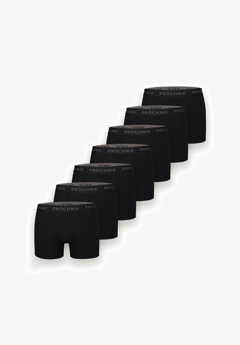 Czarne bokserki, z jednolitym kolorem, miękkim materiałem i elastycznym pasem z powtarzającym się logo "PROCHNIK" wzdłuż góry. Zestaw ośmiu sztuk.