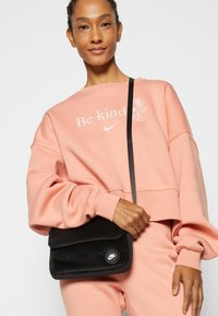 Nike Sportswear TREND CREW OVERSIZED - Camisola - madder root