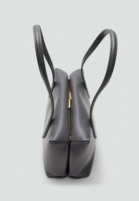 Borsa a tracolla in pelle nera con silhouette piatta, chiusura con cerniera dorata e due manici curvi, caratterizzata da una superficie liscia e linee pulite.