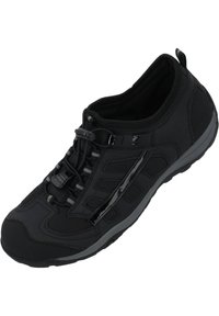 Schwarzer Sportschuh mit einem glatten Textilobermaterial, elastischen Schnürsenkeln, subtilen grauen Akzenten und einer dicken Gummisohle mit Grip-Mustern.