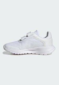 Baskets de sport blanches avec tige en mesh, deux bandes Velcro, semelle rembourrée et col matelassé, vues de côté sur un fond clair.