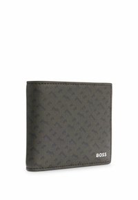 Portefeuille en cuir texturé marron avec un motif géométrique, doté d'un logo argenté "BOSS" dans le coin inférieur droit. Design bi-fold.