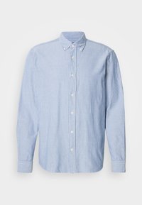 Πουκάμισο με κουμπιά σε ανοιχτό μπλε χρώμα με λευκές ρίγες, με κλασικό γιακά και μακριά μανίκια. Κατασκευασμένο από υφασμένο ύφασμα με λείες υφές.