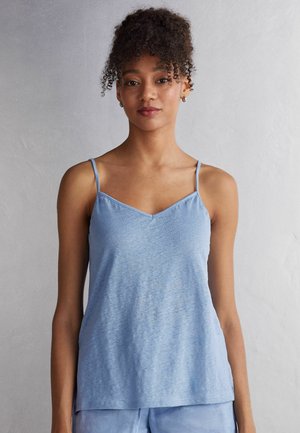 Camiseta sin mangas de color azul claro, hecha de una tela suave, con escote en v y tirantes finos. Presenta un corte relajado y una textura lisa.