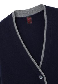 Cardigan en laine bleu marine avec un col en V, présentant un col côtelé gris contrasté et une fermeture à un bouton. Texture lisse, design minimaliste.
