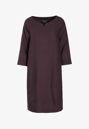 Robe violet foncé mi-genou avec manches 3/4, légère encolure en V et coupe droite décontractée, réalisée en tissu texturé.