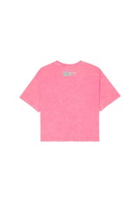 Kortærmet, oversized T-shirt i falmet pink bomuld. Har et blomstermotiv i blå og grøn nær halsudskæringen på ryggen.
