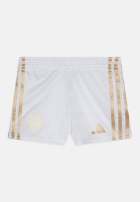 Pantalones cortos deportivos blancos con detalles dorados, que presentan el logo del Arsenal en dorado y tres rayas verticales doradas a cada lado.