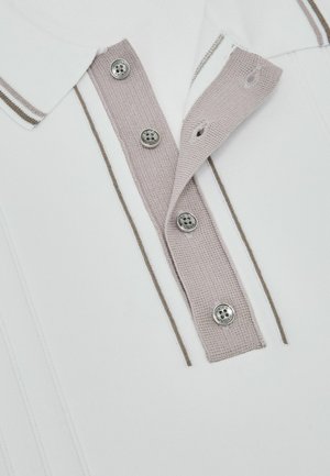 Fehér galléros póló bézs kötött gombsorral, négy fém gombbal és a galléron, valamint a póló testén megegyező bézs csíkokkal.