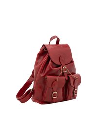Sac à dos en cuir rouge avec une fermeture à rabat, deux poches avant et des accents de boucle. Il dispose de bretelles ajustables et d'une texture lisse et brillante.