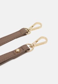Bracciale in pelle marrone con hardware in metallo dorato, dotato di chiusura a scatto e moschettoni girevoli, con branding in rilievo.