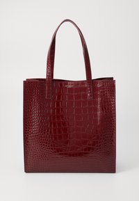 Sac fourre-tout en cuir synthétique rouge avec un motif crocodile brillant, de forme rectangulaire et avec des poignées doubles, présentant un design minimaliste sans matériel visible.