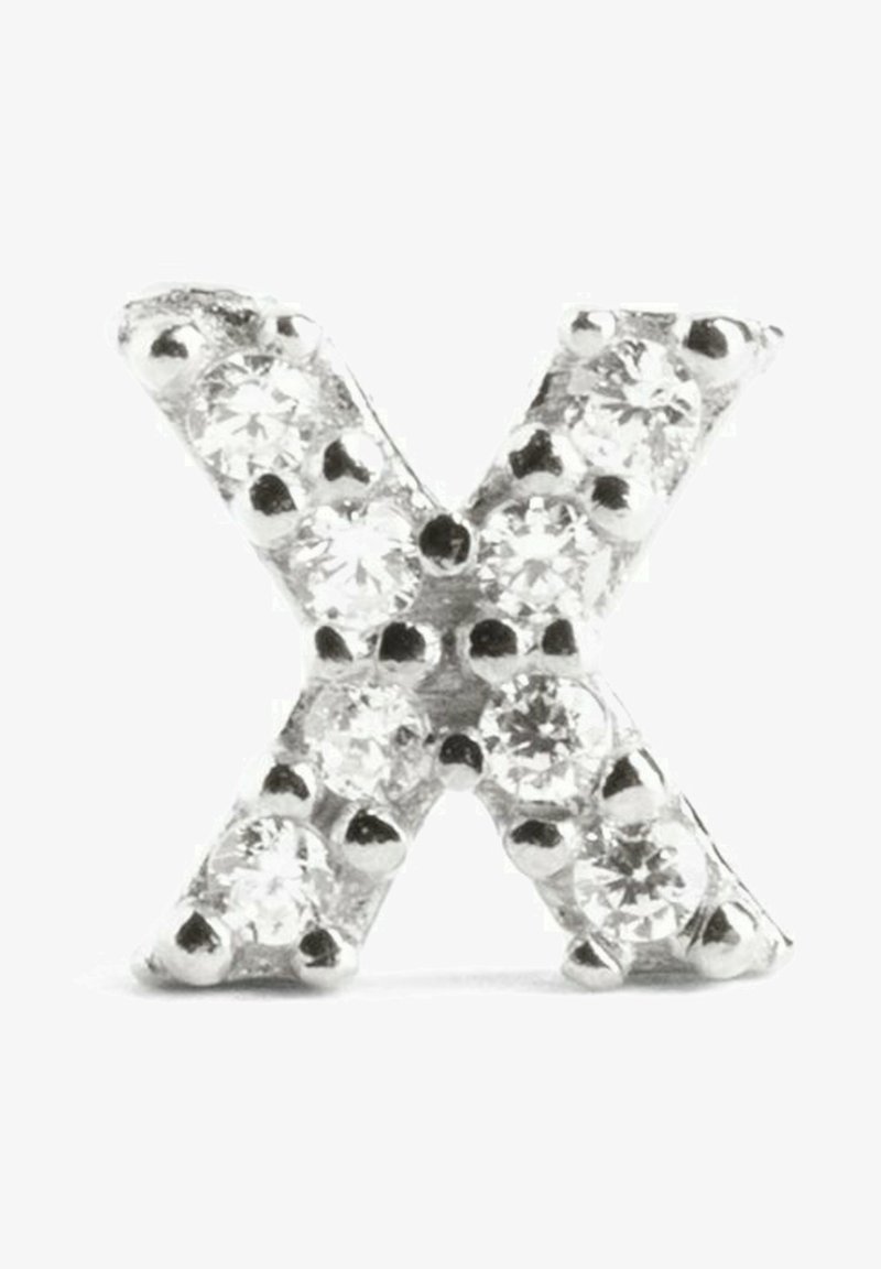 Diseño de letra "X" en plata adornada con pequeños cristales transparentes en una superficie metálica texturizada y pulida. Forma compacta y geométrica.
