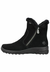 Bottines noires en daim avec un col en fausse fourrure, fermeture éclair latérale et semelle en caoutchouc texturé. Détail du logo sur le côté.