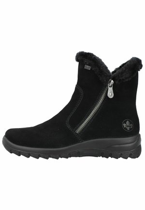 Bottines noires en daim avec un col en fausse fourrure, fermeture éclair latérale et semelle en caoutchouc texturé. Détail du logo sur le côté.
