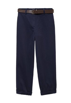 Chinos bleu marine pour hommes avec revers roulés et ceinture en cuir marron foncé, présentés à plat sur un fond blanc.