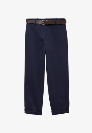 Marineblå chinos til mænd med opkrogede bukseben og et mørkebrunt læderbælte, lagt ud fladt på en hvid baggrund.