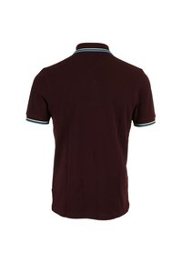 Mörkröd polo skjorta med ribbad krage, som har blå och vita randiga detaljer på korta ärmar. Tillverkad av bomull med en slät textur.